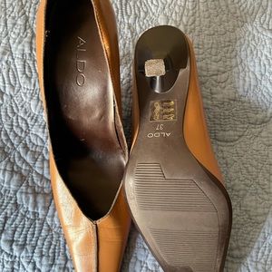 Algo tan color pumps. Size 37.